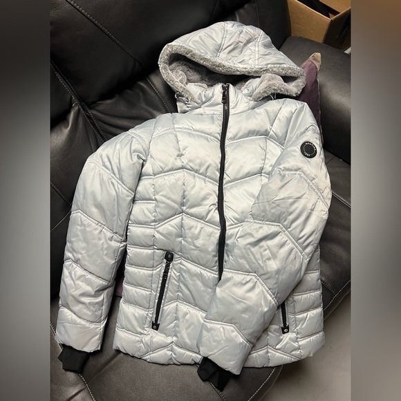 Like New Nautica Puffer Jacket. Small, silver. Soft faux fur lined hood. - Picture 8 of 8